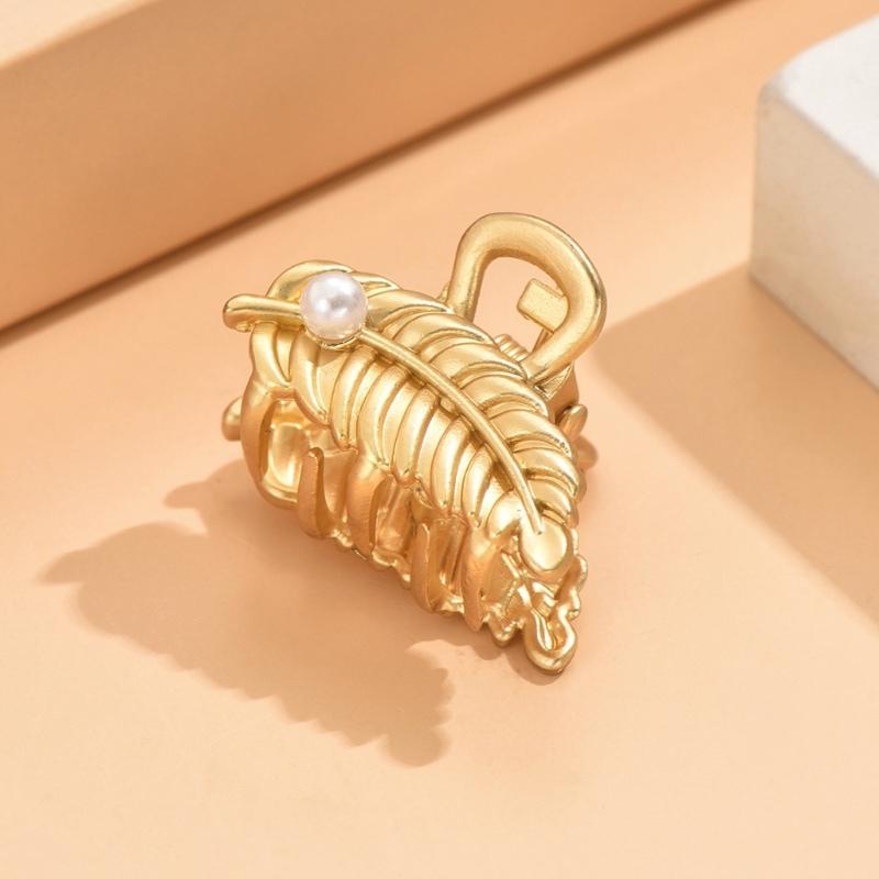 Versatile Shell Hair Clip Elegant Pearls Embellished Shell Hair Clip with Natural Conch Designs for Women