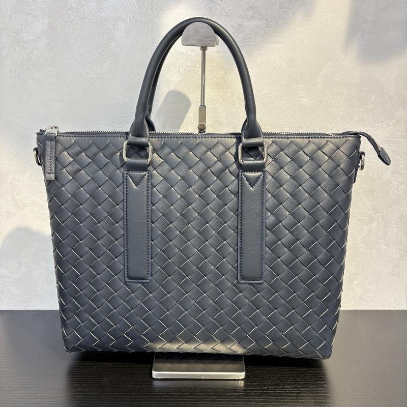 2026 new leather women's bag handwoven men's and women's same briefcase fashionable retro shoulder handbag cross-border