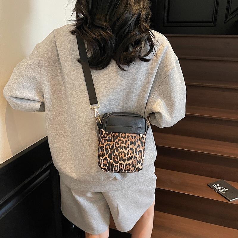 Leopard Print Crossbody Bags for Women Fashion Casual Shoulder Bag Lightweight Phone Purse Versatile Office Daily Small Bag AVE
