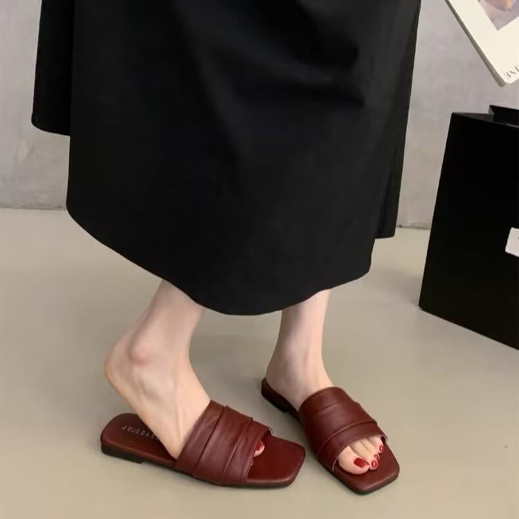 Silver Flat-soled One-word Slippers for Women's Shoes To Wear Outside 2025 New Summer Soft-soled Beach French Cool Slippers