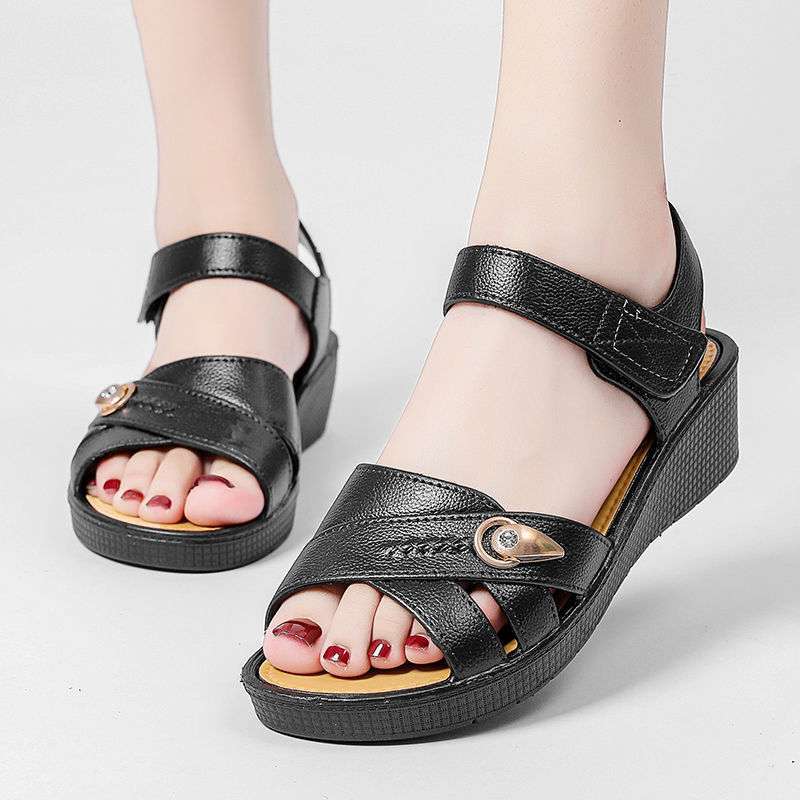 Large size women's sandals 2025 summer new rubber and plastic Velcro flat sole middle-aged and elderly soft sole mother-in-law sandals mother shoes