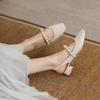 Neue Damen Sandalen Satin Quadratischer Absatz Quadratische Zehenpartie Schnallenriemen Neuheit Streetstyle Britischer Stil Perlen Gürtel Schuhe für Damen