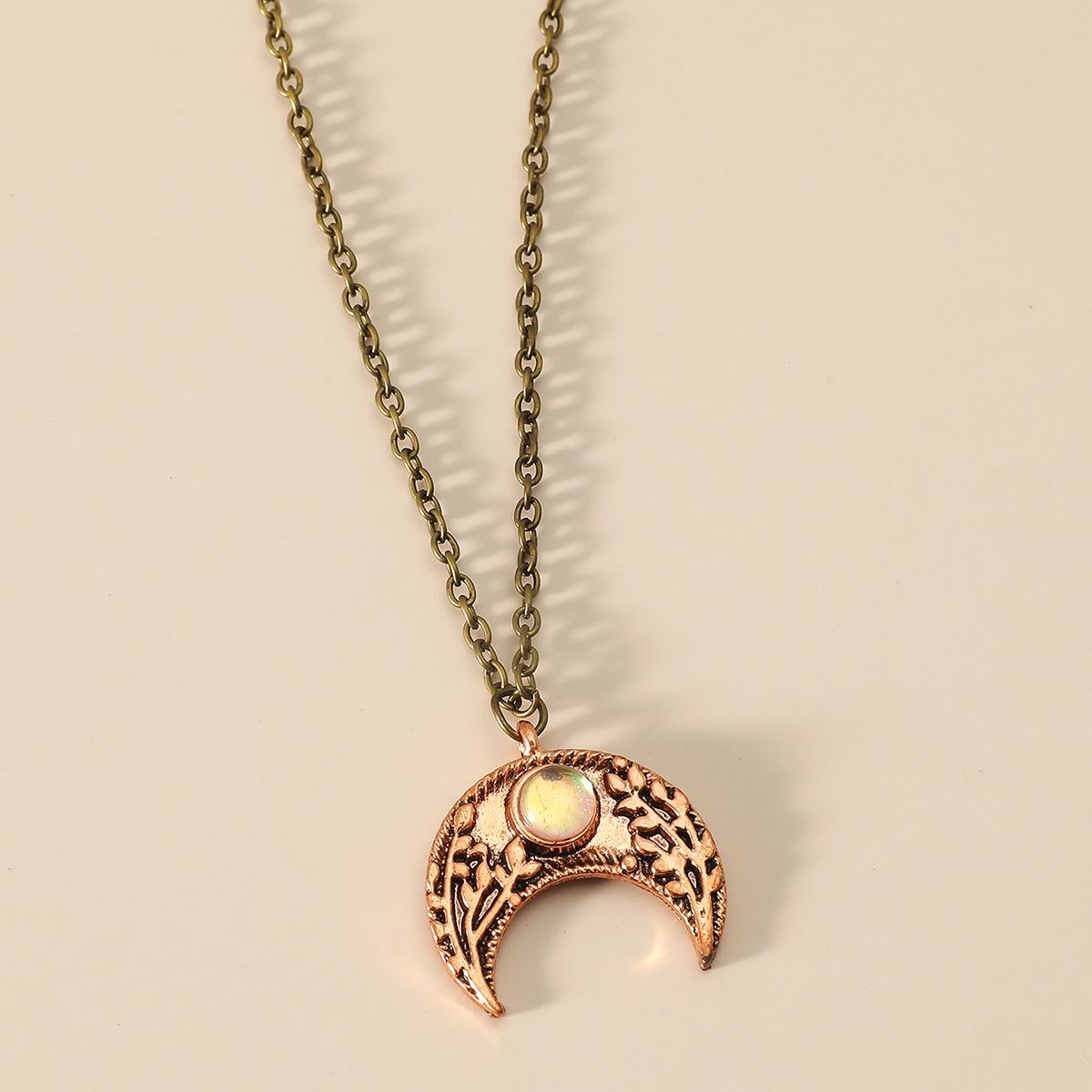 Retro Gem Crescent Moon Fashion Necklace