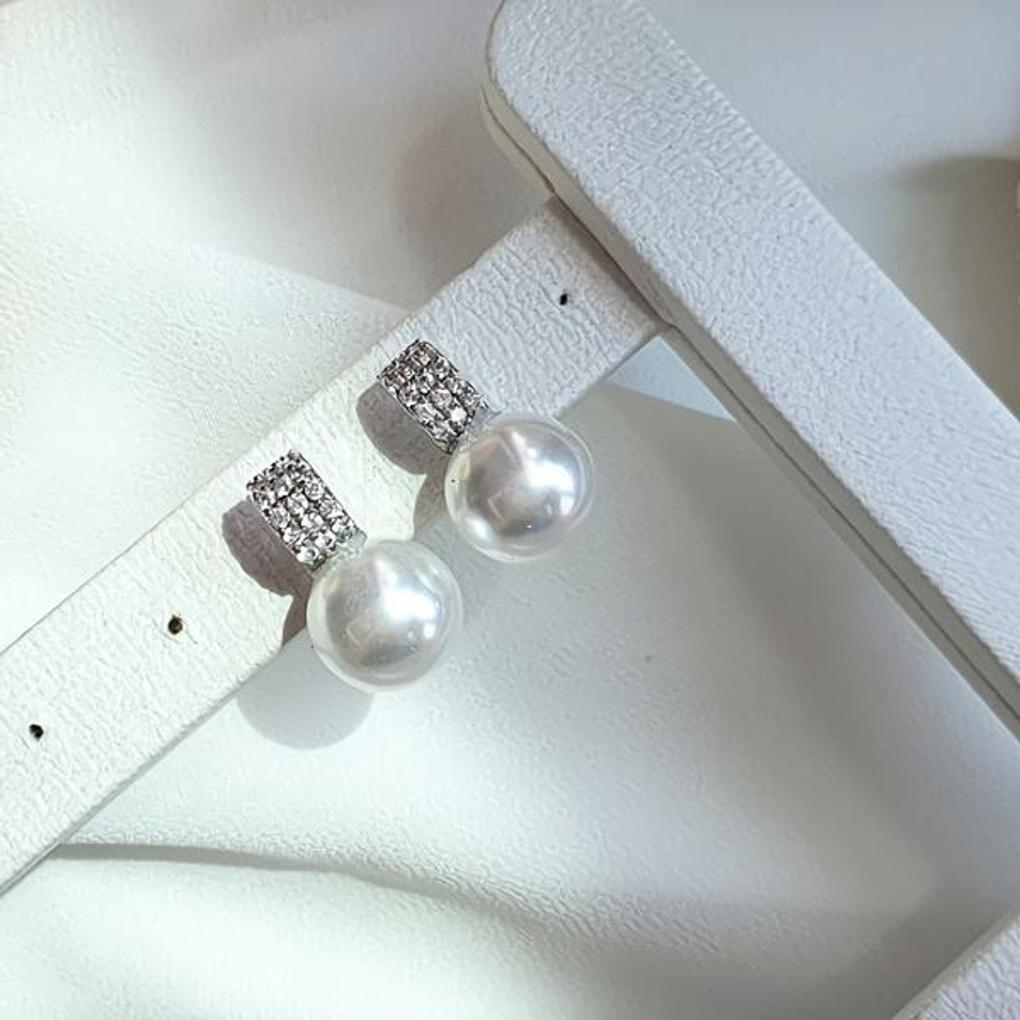 Women's Round Table Pearl Earrings (Elegant Line)