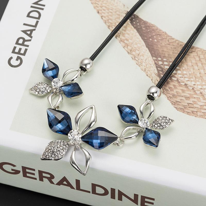Crystal flower pendant women's Korean version short collarbone chain, European and American necklace sweater chain accessories