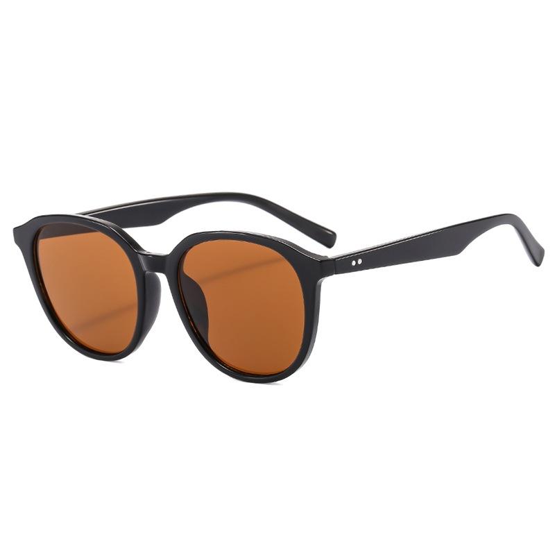 Retro Milky White Cat-eye Sunglasses for Women with Square or Round Faces, Slimming and Stylish, Sun Protection for Seaside Vacations, Popular Online