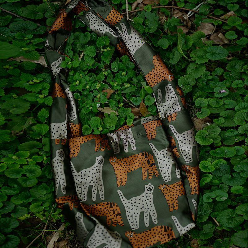 

Housedesign Original 2025 Summer Cute New Leopard Commuter Messenger Bag Niche Large Capacity Shoulder Bag Women Cute leopard