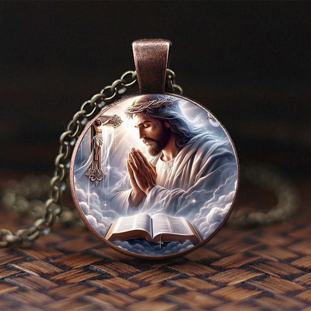 A Vintage-style Jesus Prayer Scene Pendant Necklace with a Cross Element, Combining Faith and Art, Suitable for Daily Wear for Both Men and Women