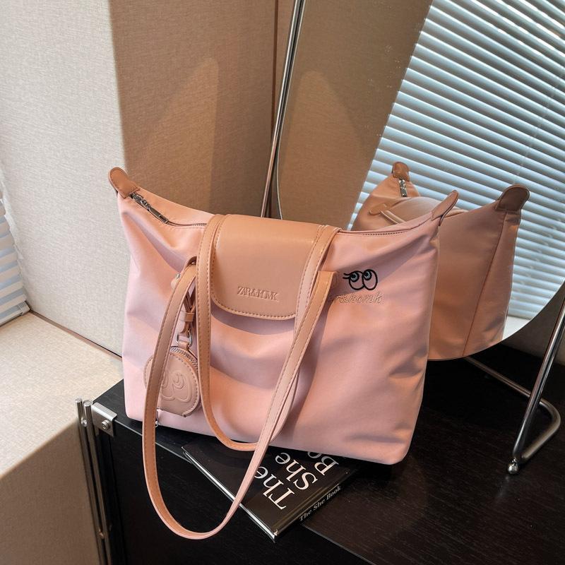 

Premium sense large-capacity bag women s new fashion commuter shoulder bag popular contrasting color tote bag розовый