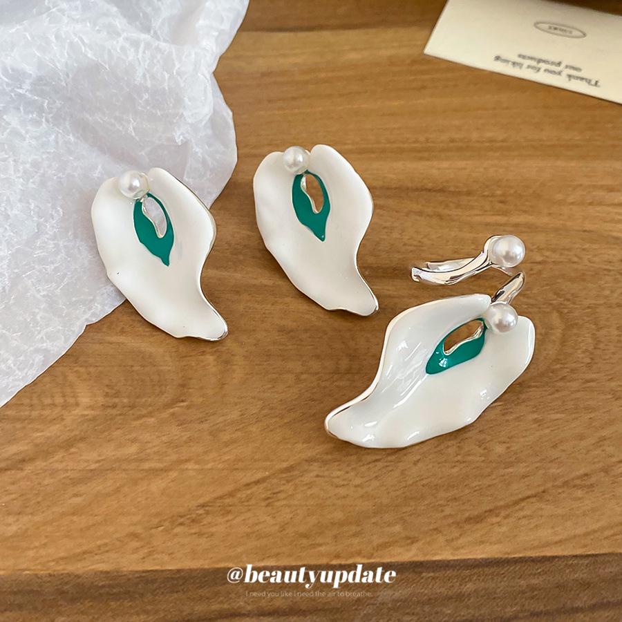 Retro Drip Irregular Pearl Petal Silver Stud Earrings - Fashionable High-End Women's Accessory