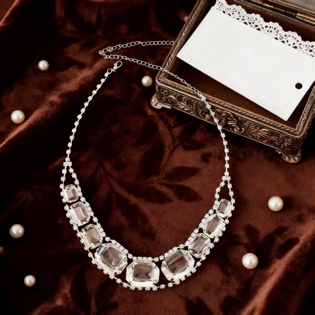 European UNOde50 Rhinestone Clavicle Choker Necklace with Unique Women s Design Sense белый