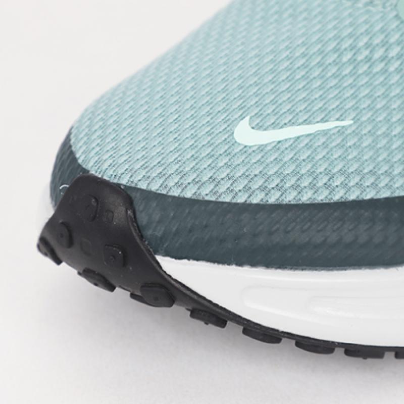 Nike Revolution 8