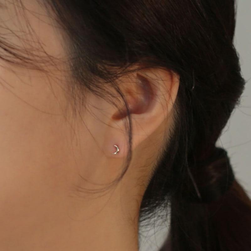 JUDY AND PAUL [14K GOLD] Dreaming Small Moon Yellow Gold Earrings