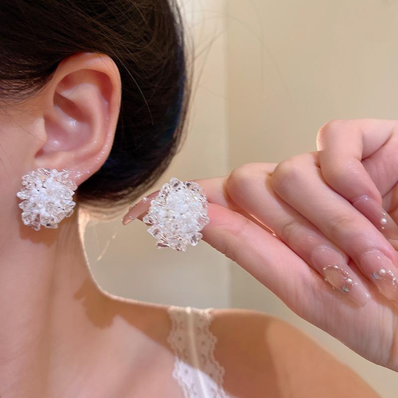 Holiday wind cool blue beaded hydrangea stud earrings women's earrings Internet celebrities show white ears