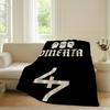 Modischer Aufdruck O Omertas M Maes Decke Für Sofa Büro Bett Flugzeug Reisen Schlafen Lesen Entspannen Camping Weich Und Warm