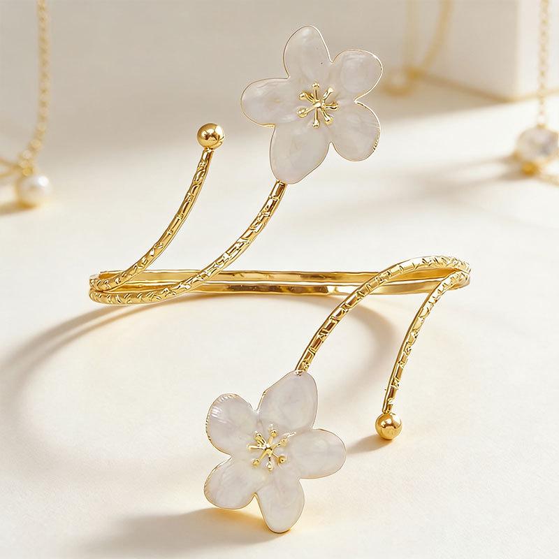 European and American Personalized Retro Women's Armband with Small Pink, White, and Green Flower Design