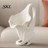 Künstlerisches Tischornament 3D-gedrucktes Calla-Lilien-Vasenornament, Eleganter matter Off-White Blumenhalter mit stabilem Spiral-Feinfinish-Sockel,