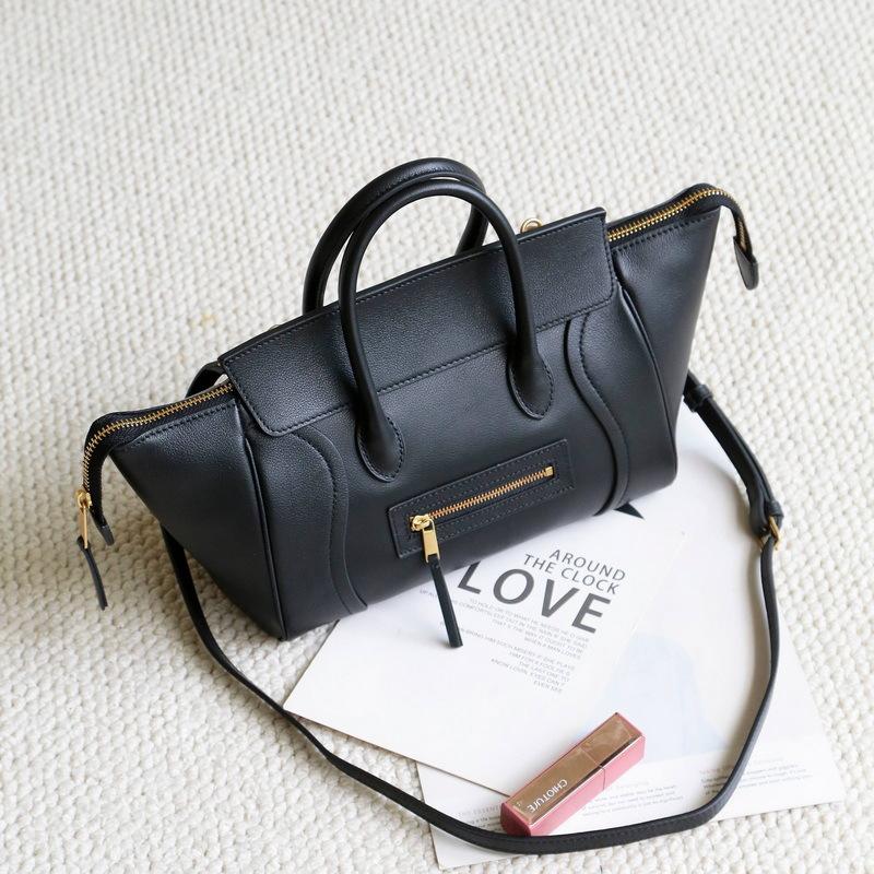 26 New leather women s bags, retro and simple portable straight zipper smiley face wing bag, large-capacity commuting cross-border cross-border 36*16.5*11CM чёрный