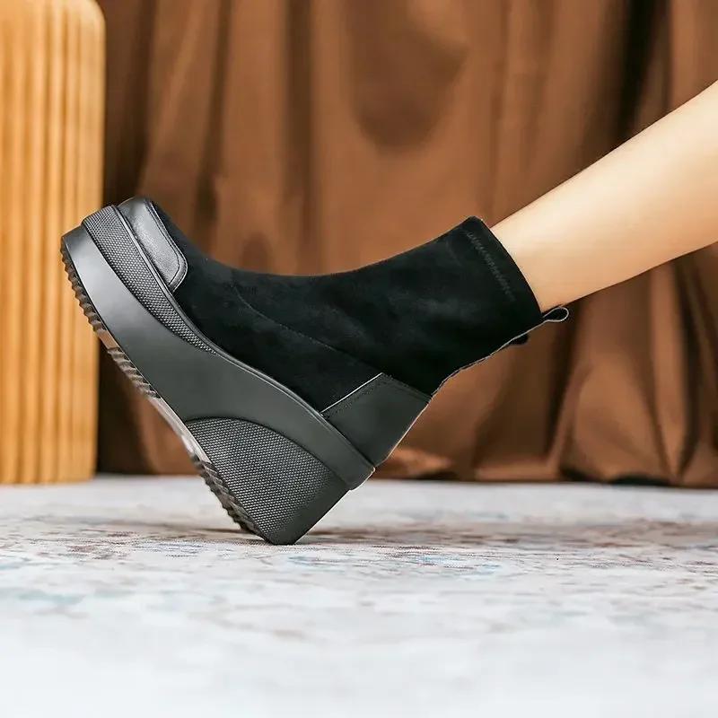 Autumn and Winter New Short Boots for Women, Fashionable Classic Black Boots, Casual and Comfortable Thick Soled Snow Boots