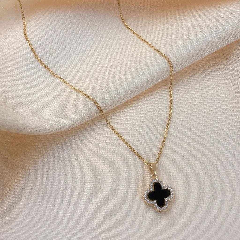 Black and White Double-sided Four-leaf Clover Necklace for Summer, Fashionable Accessory, High-end Necklace