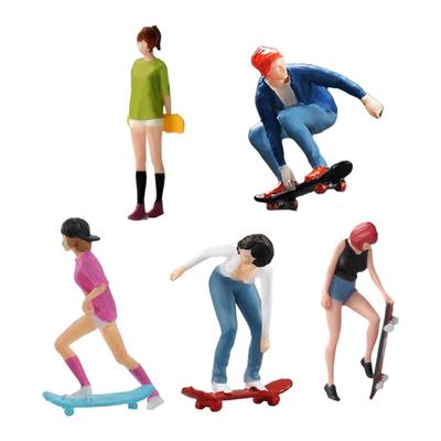 Realistische Resin-Skateboard-Junge/Mädchen-Skulptur im Maßstab 1:64 für Modelleisenbahn-Anlagen und Puppenhäuser, Landschaftsdekorationen