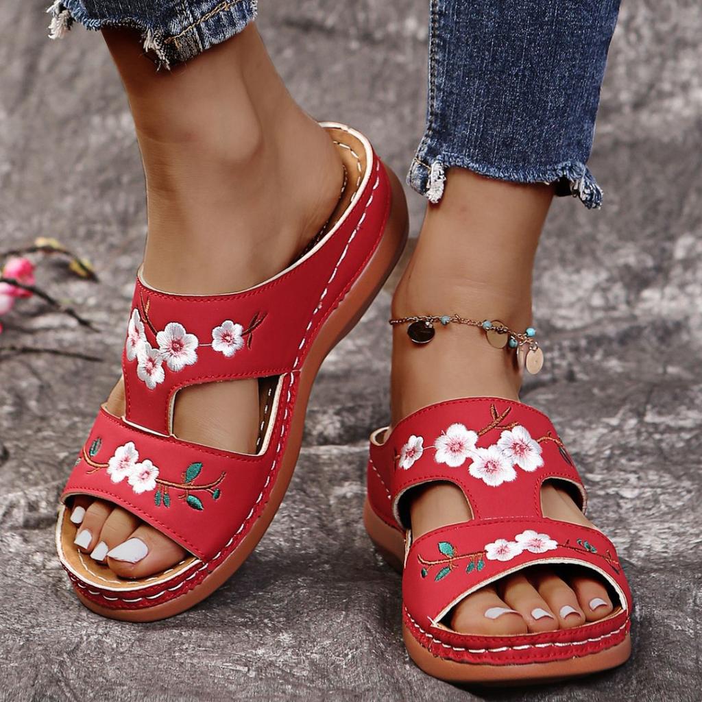 Sommer neue Schuhe hohle Blumenstickerei Sandalen Keilabsatz große Größe kühle Hausschuhe Keilabsatz