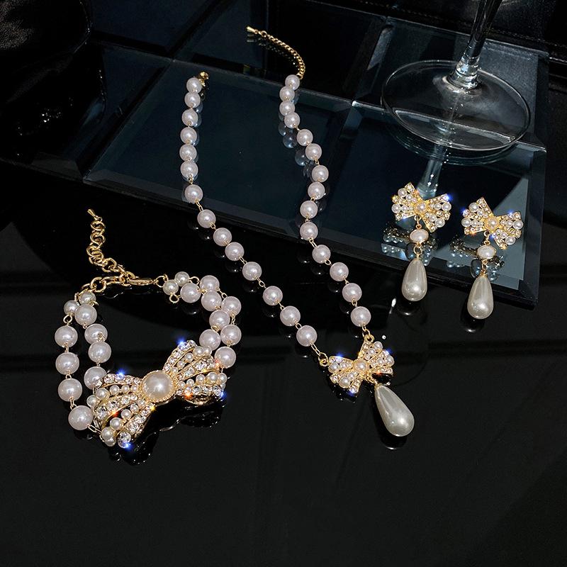 2023 Pearl Choker Necklace: Elegant Women's Clavicle Chain for European & American Styles