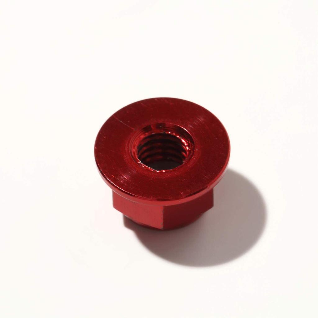 Set of 8 lightweight aluminum wheel nuts (4 blue, 4 red) for Tamiya 101 scale vehicles. Includes plastic flanges. Ideal for weight reduction and