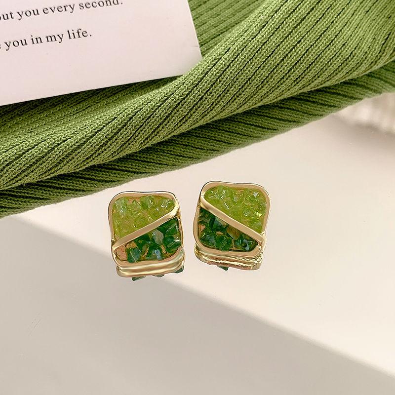 2025 Retro-Inspired Imitation Pearl Earrings: Niche Light Luxury Ear Studs & Pendants