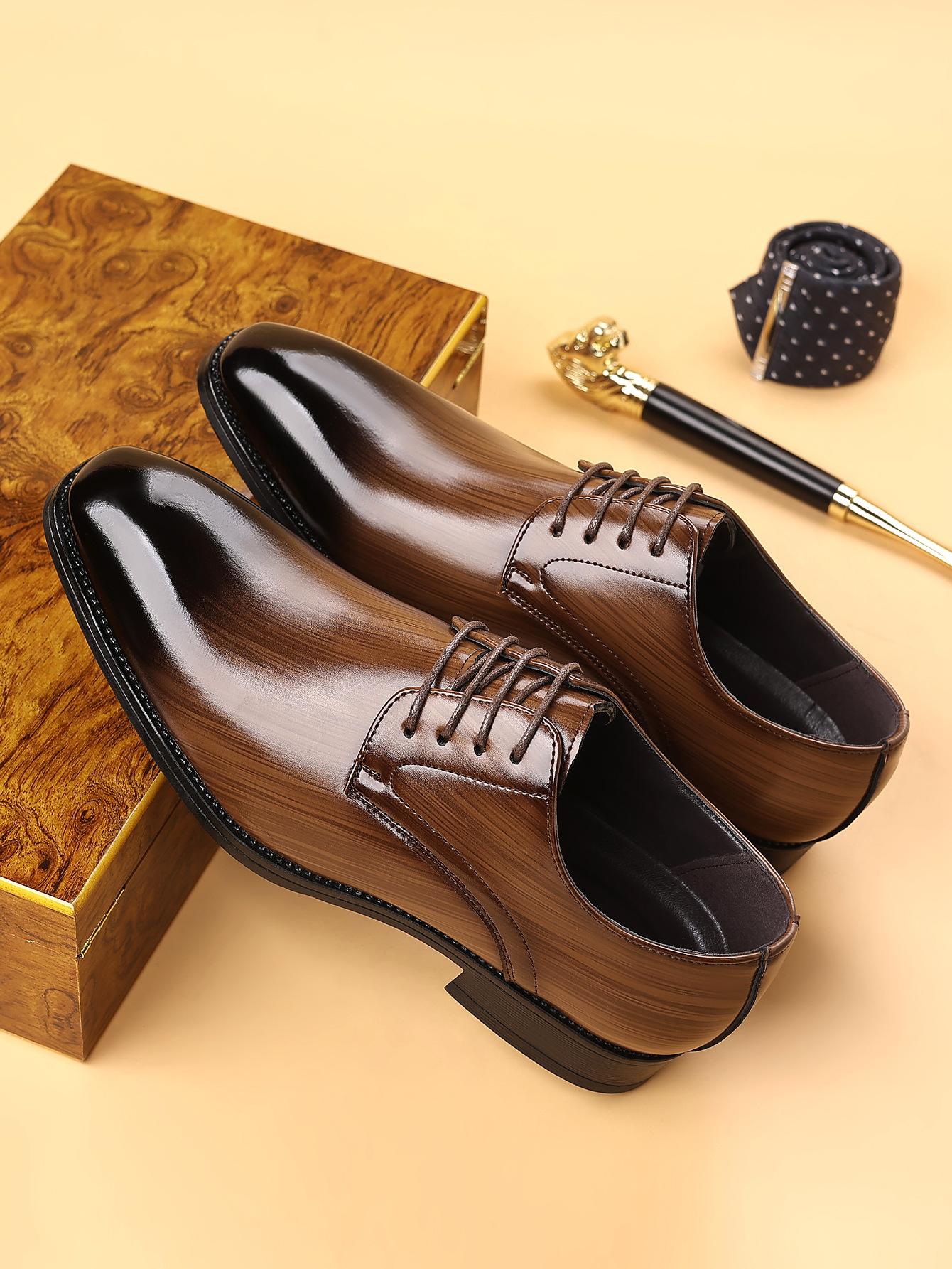 

5504 imitation wood grain, fashionable and old square head leather shoes 2025 new men s leather shoes, spot fast delivery 48 темно-коричневого