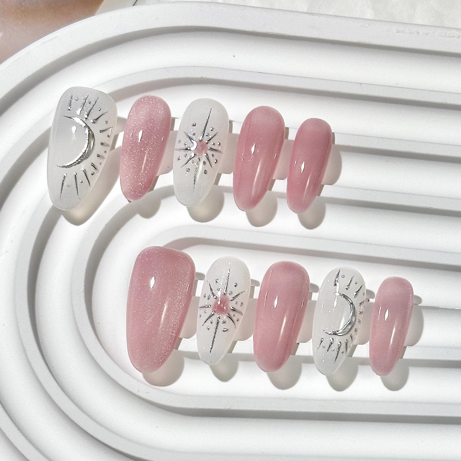 

Расписанные вручную овальные ногти средней длины с эффектом «кошачий глаз»: Высококачественный, ледяной прозрачный, в бутиковом стиле. Extra Small