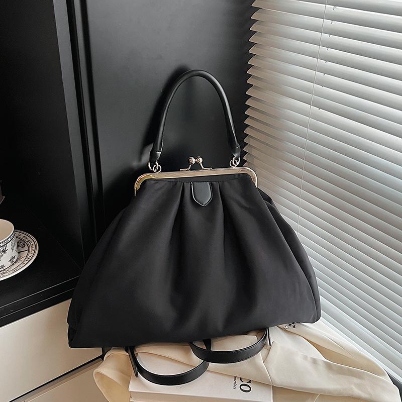 

Pleated Women s Cloud Shoulder Bag Top Handle Design Large Capacity Shell Bag Exquisite Buckle Evening Clip Bag Casual Backpack чёрный
