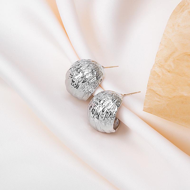 Cold Wind Pleated Brushed Texture Earrings Women S Exaggerated Personality Fashion C-Shaped High-End Atmospheric Fashion Stud Earrings