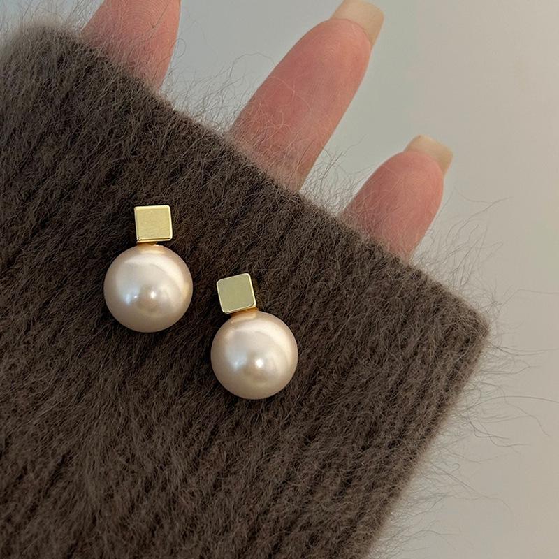 Hong Kong Style 3D Cube Pearl Earrings: French Light Luxury, High-End Simple Design for Women