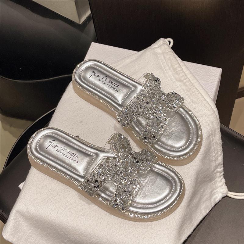 

Крутые шлепанцы со стразами для женщин, чтобы носить летом 2025 года, новый милый фея стиль на плоской подошве, модные шлепанцы с перемычкой для ношения с юбкой 39