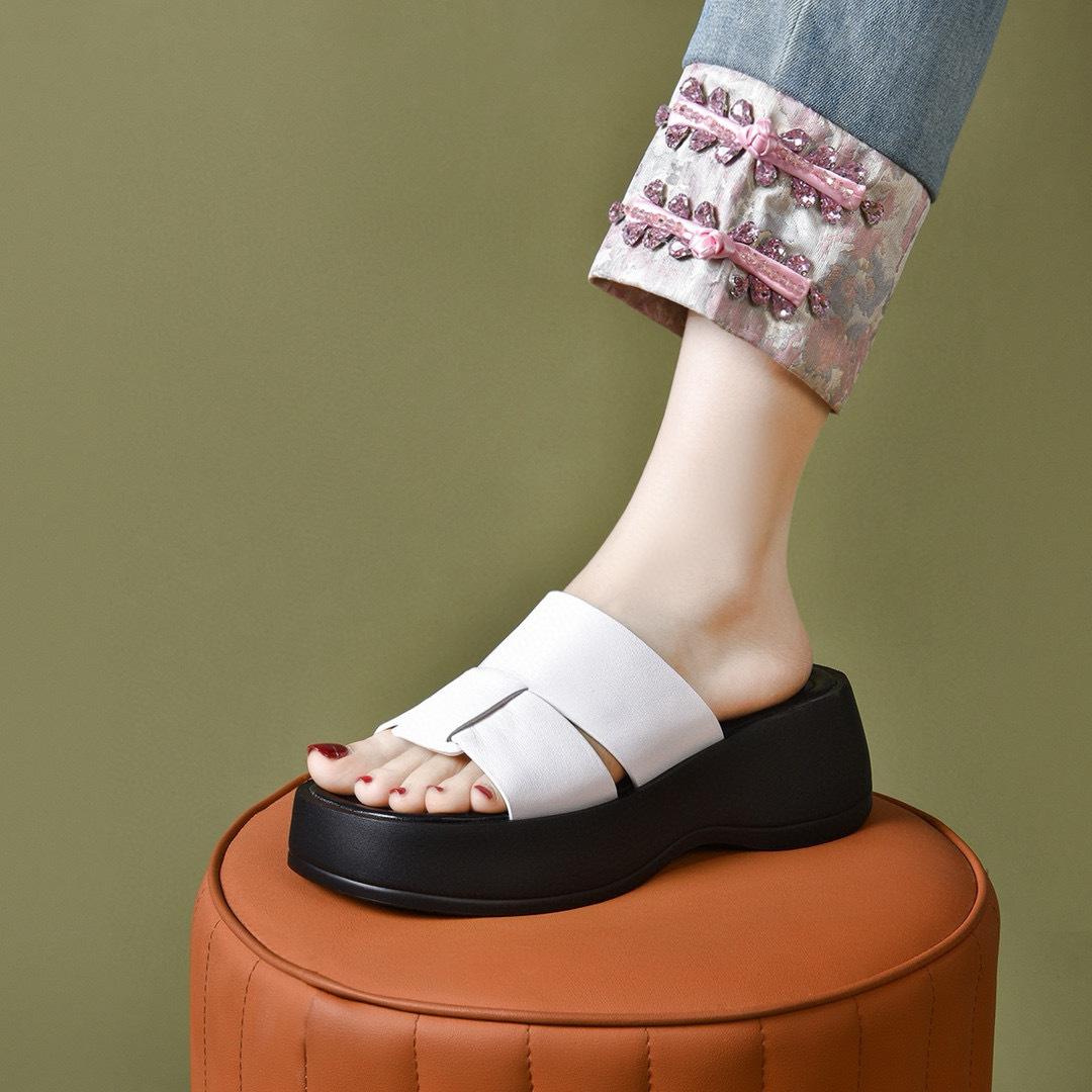 

Тапочки на платформе женская верхняя одежда лето 2024 новые римские плетеные сандалии с открытым носком маффин и коровья кожа женские одно слово драг 40 белый