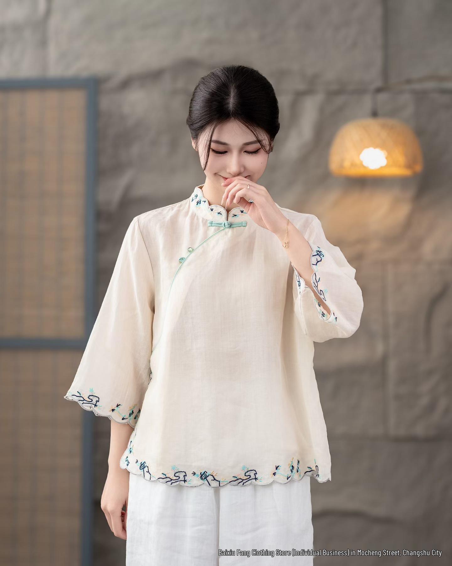 

Элегантная женская рубашка в китайском стиле Весна/Лето 2026, с диагональным воротником-стойкой, пуговицами-«лягушками», вышивкой и рукавом три четверти, из рами. L