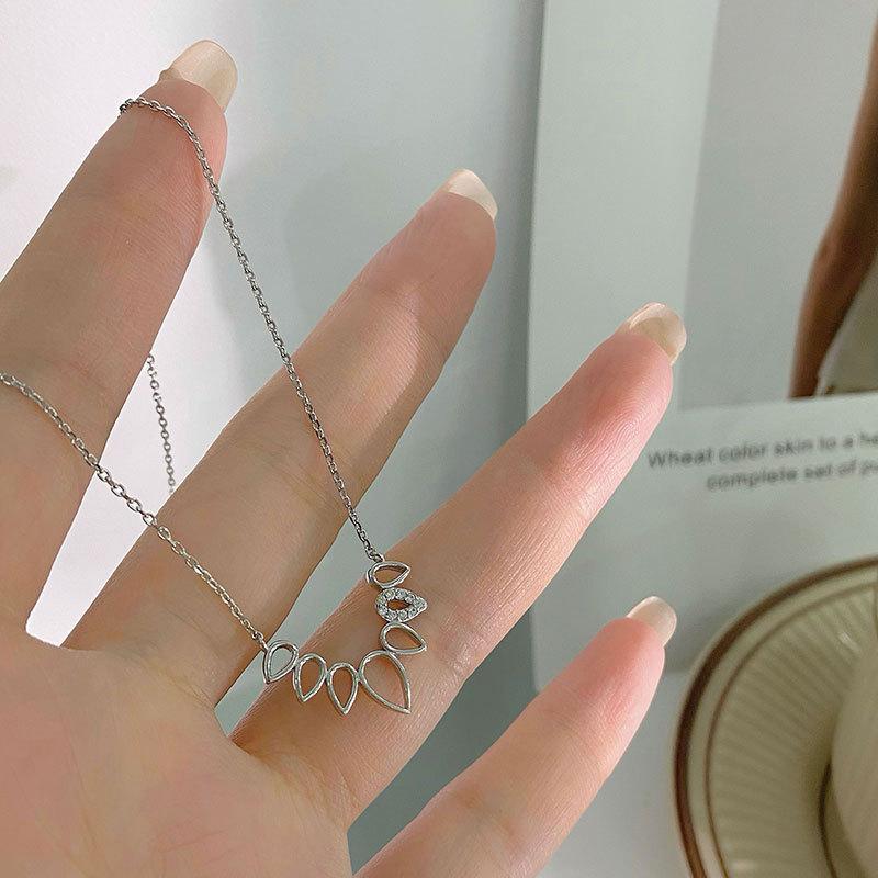 Small Fresh Hollow Leaf Necklace with Niche Design, Simple Temperament, Collarbone Chain, New Trend