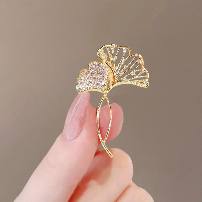 Elegante Schmetterlingsbrosche mit Perle – Damen-Modeschmuck-Anstecknadel von hoher Qualität