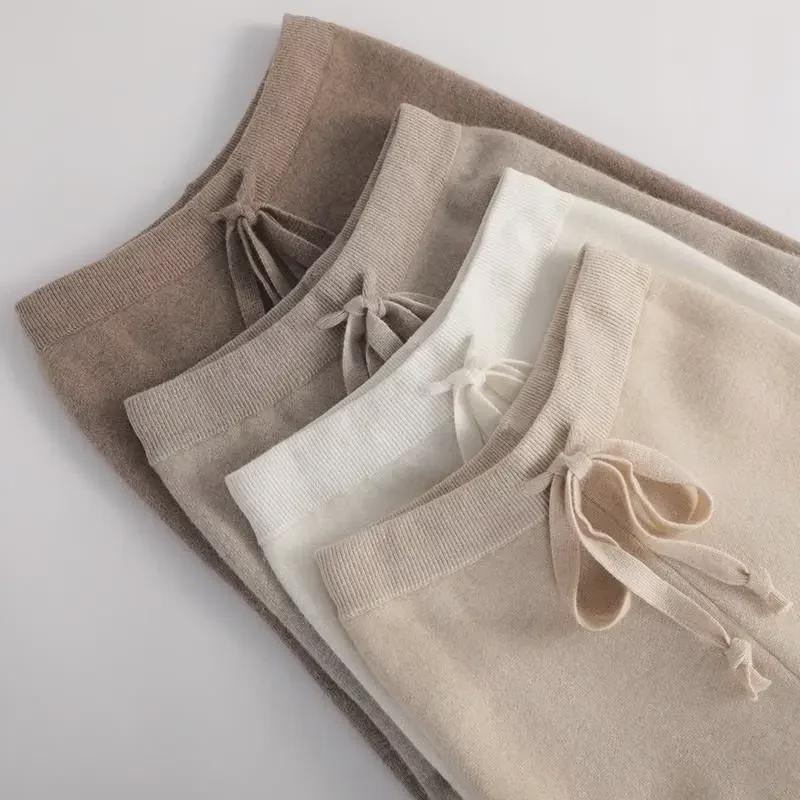 Dámské kalhoty se širokými nohavicemi z měkké vlny na podzim/zimu - Bílé splývavé pletené kalhoty v mopovacím stylu