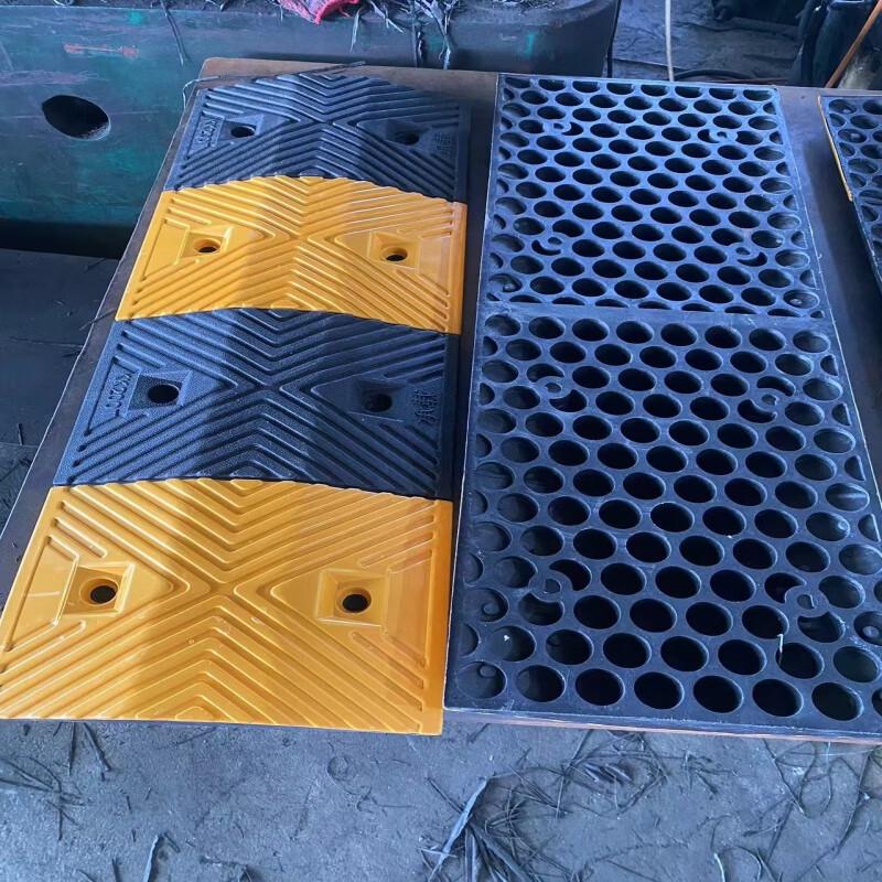 Heavy-Duty Rubber Road Speed Hump