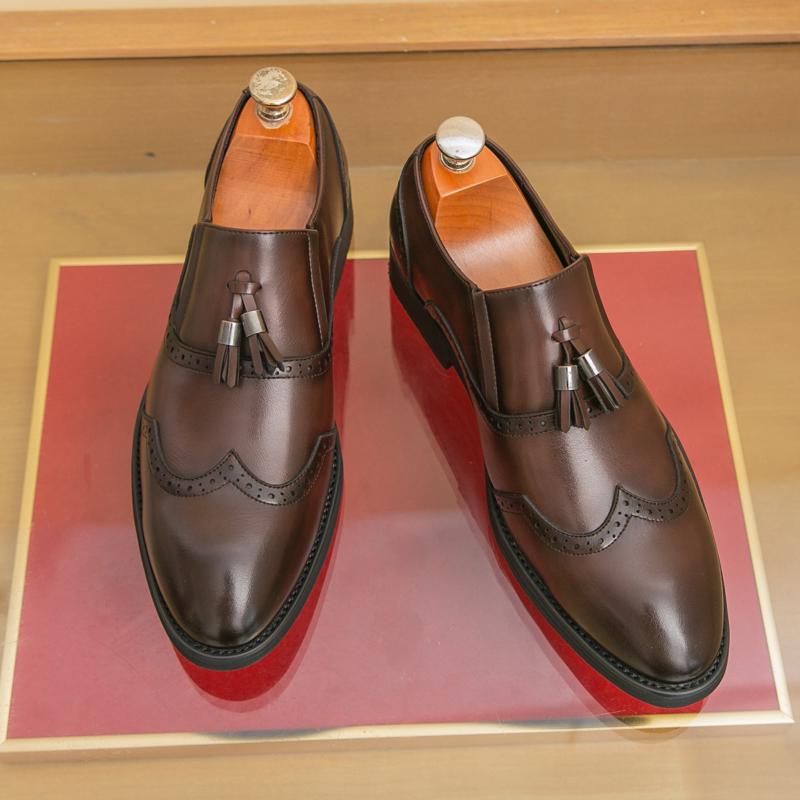 Designer New Men Pointed Tassels Leather Brogues Shoes Britain Fashion Gentleman Tassels Loafers Wedding Formal Dress Footwear