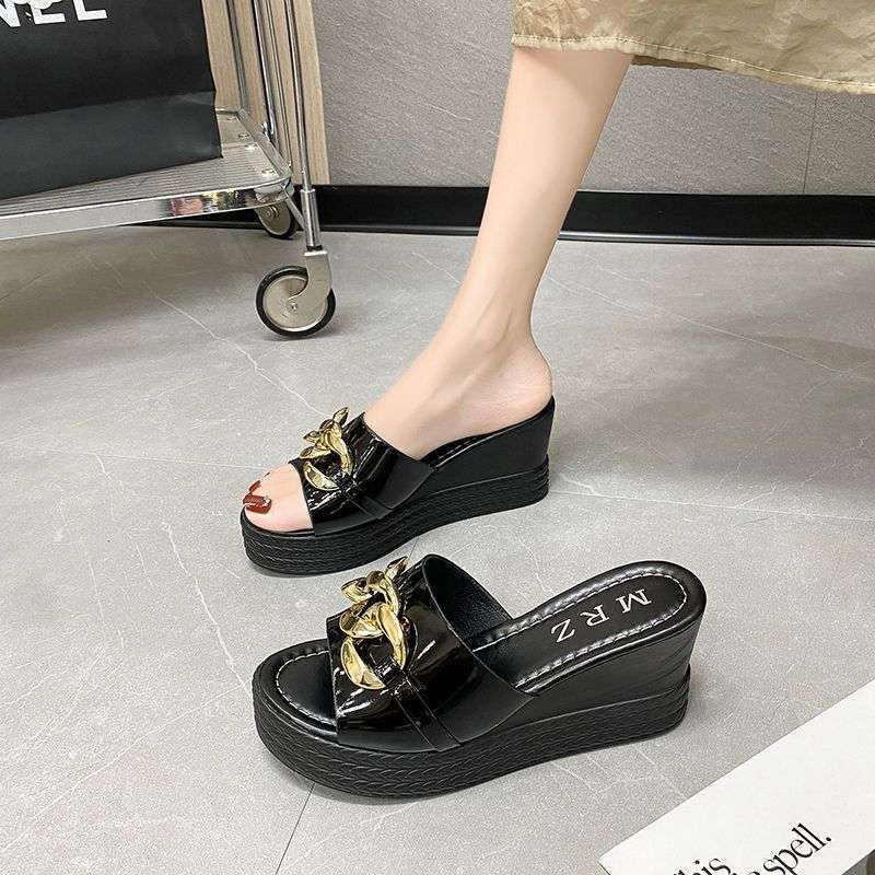 

Крутые тапочки на танкетке, женские летние 2025, новые, на платформе, на высоком каблуке, с цепочкой, сандалии для улицы 40