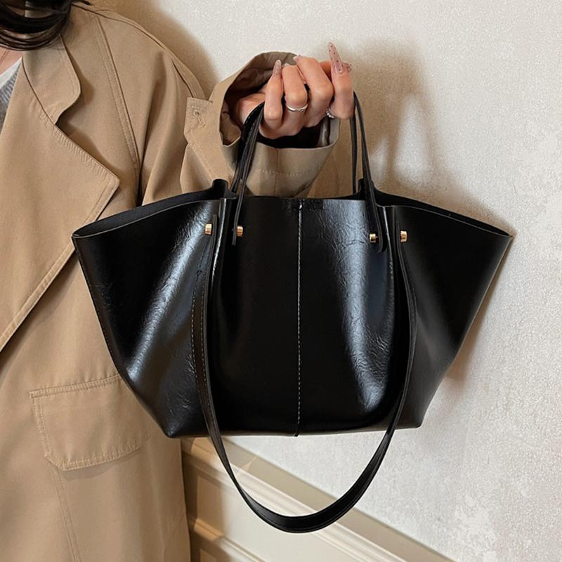 Women's Soft Leather Tote Bag Large Capacity Single Shoulder Handbag for Daily Commute Work Casual 2026 New Fashion Underarm Bag