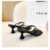 Zwei tragen coole Hausschuhe Damen Sommer neu mittlerer Absatz mit offenem Zeh Mode vielseitige Sandalen