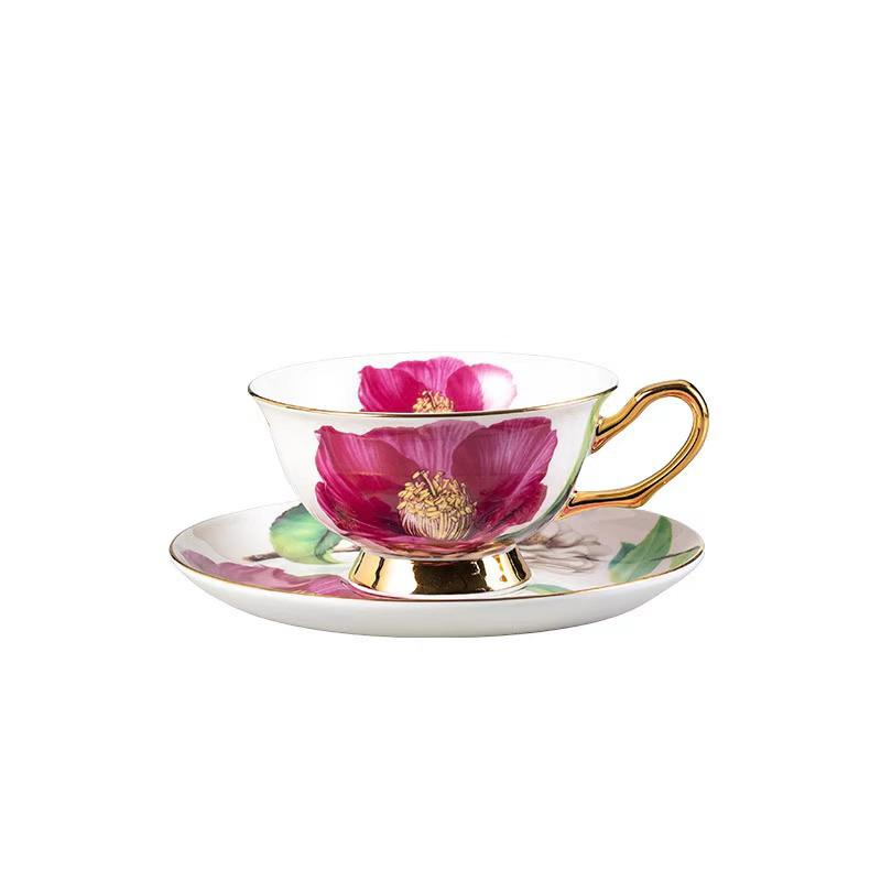 Taza de café de porcelana dorada pintada a mano de estilo europeo con cuchara: un regalo elegante para el hogar, la oficina o el exterior.