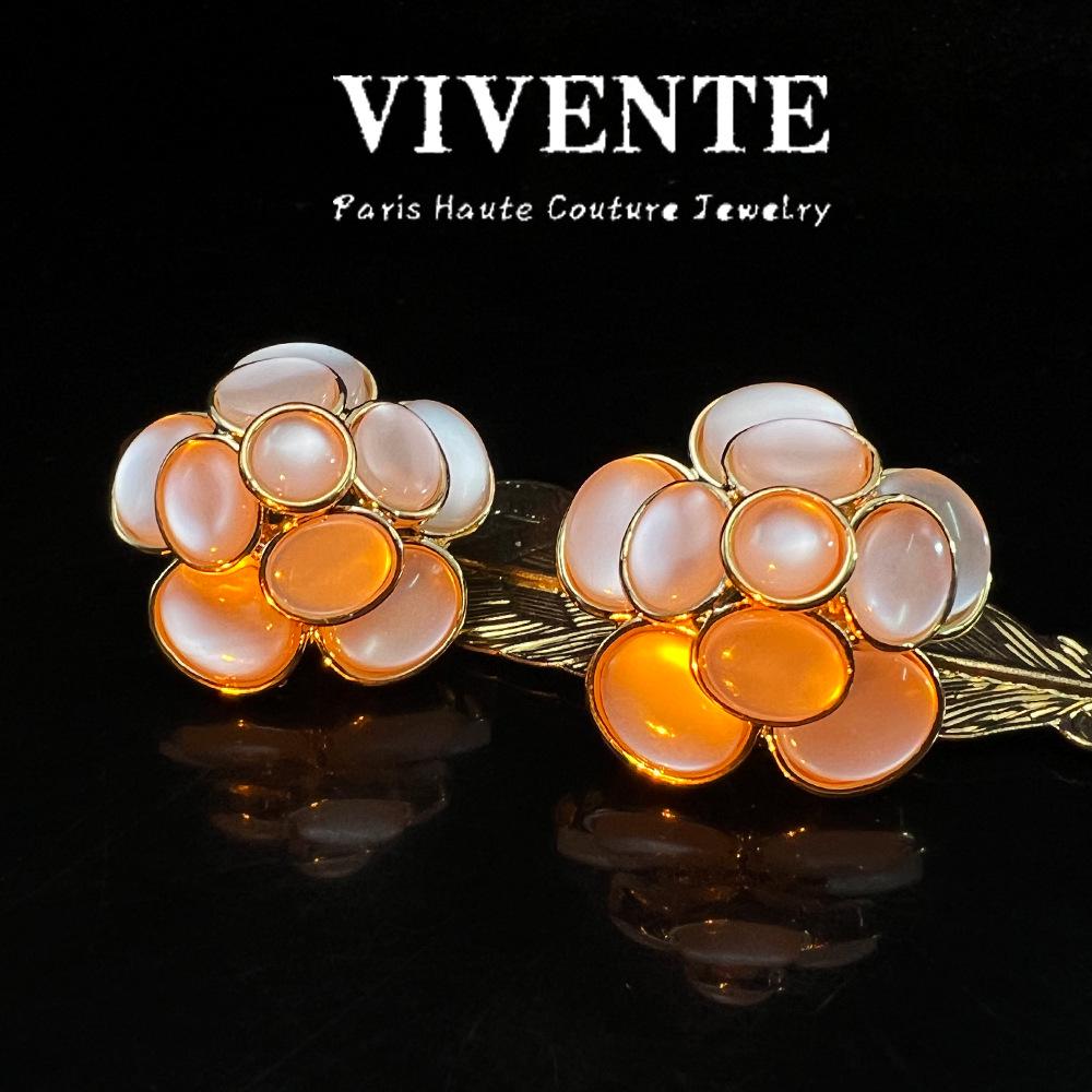 

New Chinese Cat s Eye Stone Flower Stud Earrings - Gold-Plated Copper, Three-Dimensional Floral Retro Design белый