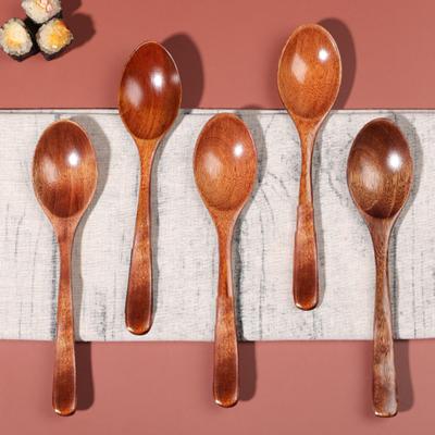 Praktická ľahká, pevná, jednofarebná, jemné spracovanie, odolná drevená lyžica pre reštauráciu, drevená naberačka