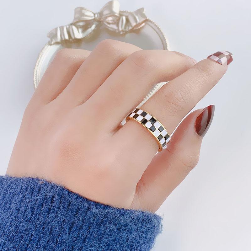 Titanstahlring für Damen, Schwarz-Weiß-Schachbrettmuster, Leichter Luxus, Gleicher Stil, Trendiger Zeigefinger, Koreanisch