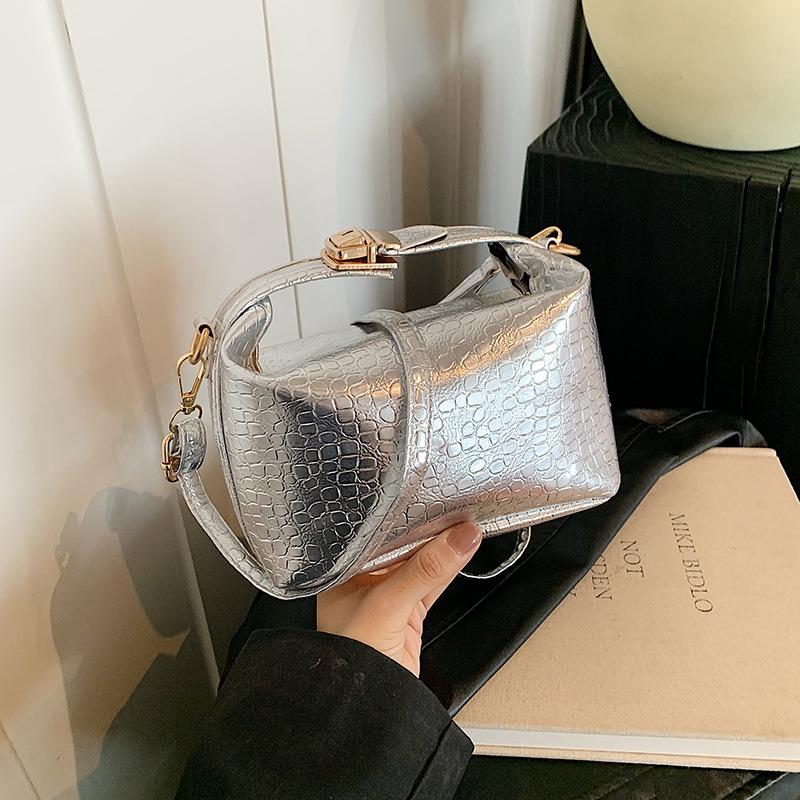 

2024 new trend niche small square bag simple fashion shoulder bag simple casual oblique span bag fashionable commuter bag срібний